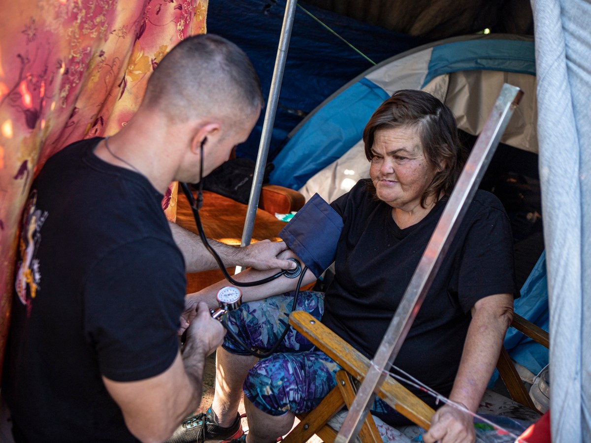 Cities can’t punish outreach workers for helping homeless Californians under new law